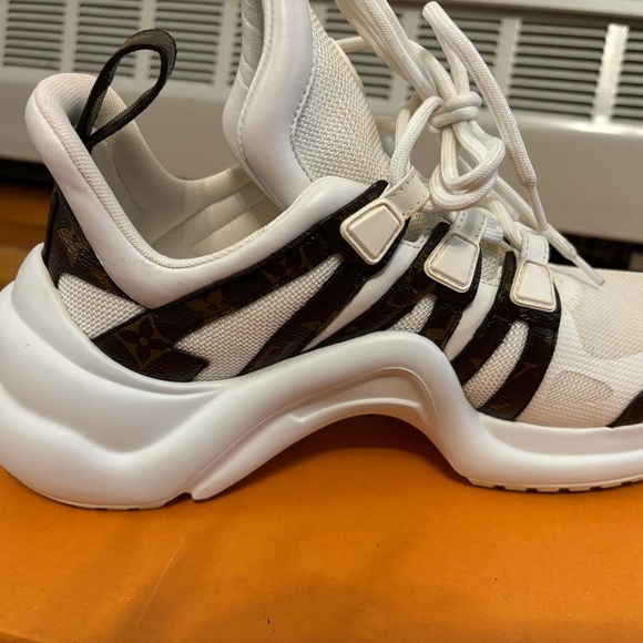 Lightly Used Louis Vuitton' Patent Monogram canvas Size 39 1/2 - Picture 4 of 6